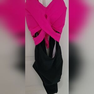 NWOT Large (8/10) Color Block Twist Cut One Piece Bathing Suit. Pink and Black.